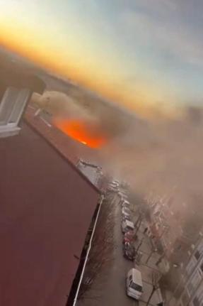 Küçükçekmece’de kentsel dönüşümdeki 3 katlı binada çıkan yangın söndürüldü