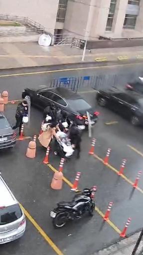 Fırtınada bebeğiyle yürürken polislerin siper olduğu anne: Hayatım boyunca minnet duyacağım