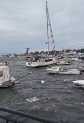 İstanbulda fırtına etkili oluyor; yollar göle döndü, çatılar uçtu