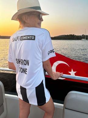 Sharon Stonea, Bodrumda Beşiktaş forması hediye edildi