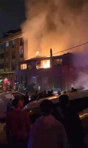 Gaziosmanpaşada, metruk evde çıkan yangın yandaki binaya sıçradı: Bu beşinci yanışı