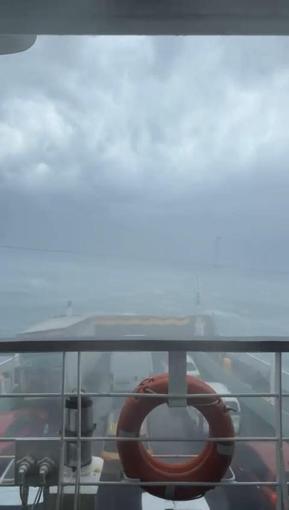 Yalovada fırtına; çatılar uçtu, tersanede vinç devrildi