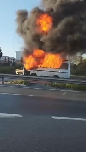 Bayrampaşa’da servis midibüsü alev alev yandı