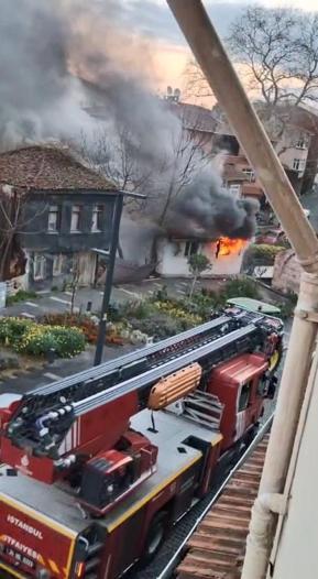 Çatalcada müstakil ev alev alev yandı