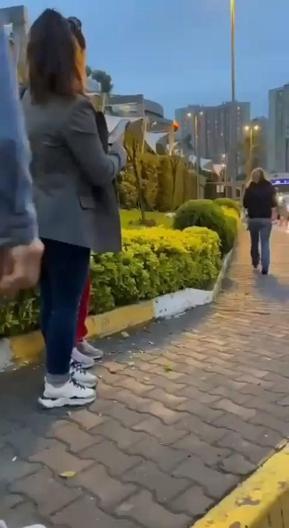 Küçükçekmecede kızına şiddet uygulayan anneye çevredekiler tepki gösterdi; Alın sizin olsun dedi