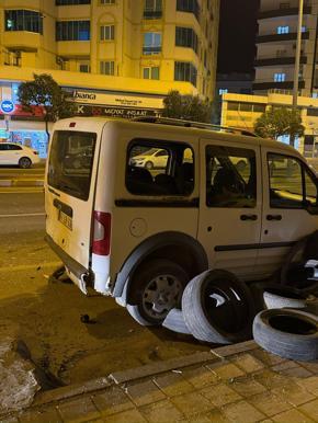 Otomobilin park halindeki hafif ticari araca çarptığı kaza kamerada