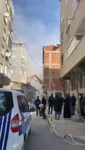 Esenlerde kontrollü yıkım sırasında hasar alan 2 bina tahliye edildi