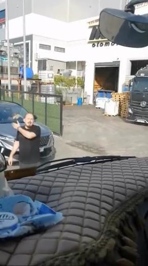 Tuzlada yol verme tartışması; kamyonetin camını yumruklayarak kırdı