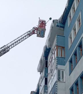 Kars’ta çatılardaki buz sarkıtları kırılıyor