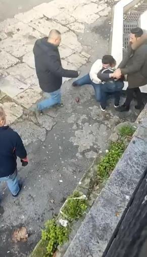 Fatihte yankesicilik şüphelisi polise sopayla saldırdı