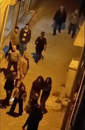 Sokakta kavga eden 2 kızı, mahalleli güçlükle ayırdı