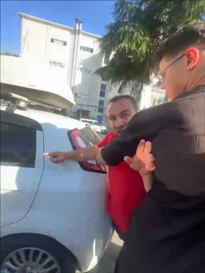 Üsküdarda motosiklet sürücüsü ile skuterli çiftin kavgası kamerada