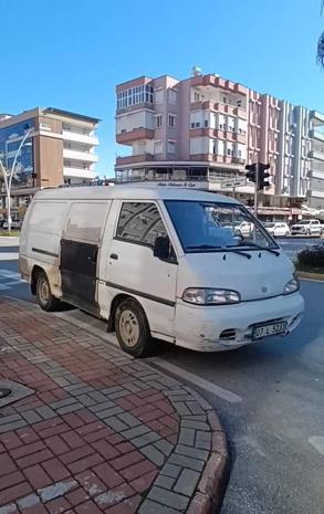 Kazada motosiklet sürücüsü minibüsün altında kalmaktan son anda kurtuldu