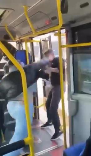 Otobüste tartıştıkları yolcuya satırla saldırdılar