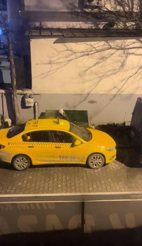 Esenyurtta taksinin kapısını zorlayan şüpheli, kendisine müdahale edenleri palayla kovaladı