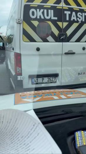 Okul servis şoförü, trafikte aracının önünü kestiği sürücüyü tehdit etti