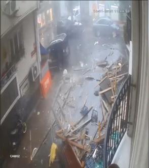 Şişlide fırtınada çatının uçtuğu anlar kamerada; ölümden son anda kurtuldu