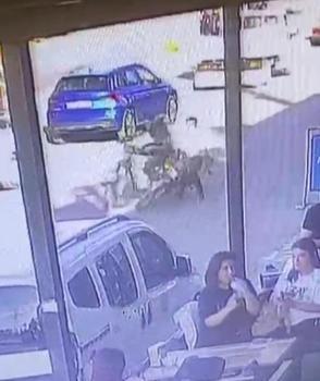 Adanada yarışan 2 motosikletlinin kazası kamerada