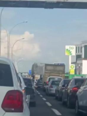 Diyarbakır’da çöken yolda 1 metrelik çukur oluştu, trafik kilitlendi