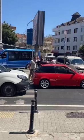 Ümraniyede 2 sürücünün yol verme kavgası kameraya yansıdı