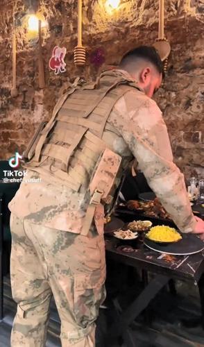 Beyoğlunda askeri üniforma ile servis yapılan restoranda 3 kişi gözaltına alındı