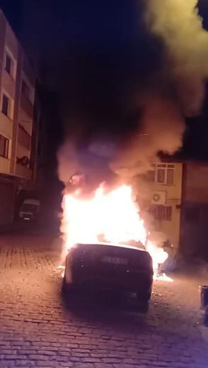 Beyoğlu’nda otomobildeki yangın park halindeki aracı da yaktı; o anlar kamerada