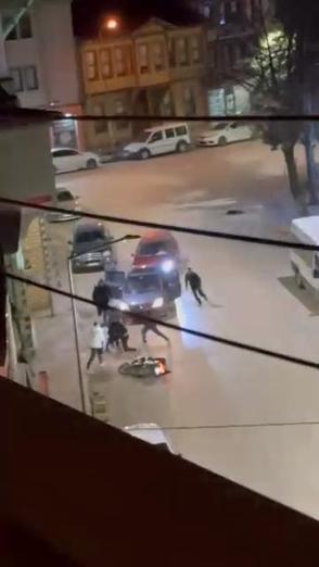 Tartıştığı ağabeyini sokak ortasında bıçakladı; o anlar kamerada