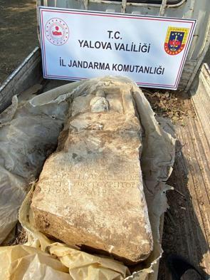 1900 yıllık mezar taşını satmaya çalışırken yakalandı
