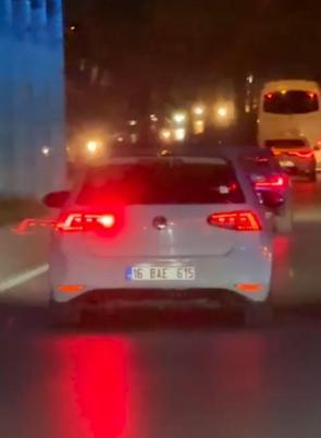 Yoğun trafikte makas atan sürücülerin tehlikeli ilerleyişi kamerada