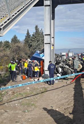 Ankarada özel halk otobüsü, üst geçidin ayağına çarptı: 4 ölü, 13 yaralı