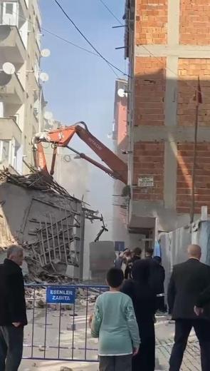 Esenlerde kontrollü yıkım sırasında hasar alan 2 bina tahliye edildi