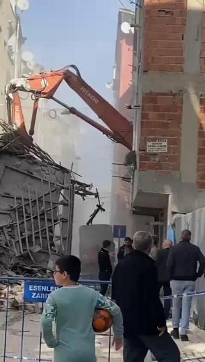 Esenlerde kontrollü yıkım sırasında hasar alan 2 bina tahliye edildi