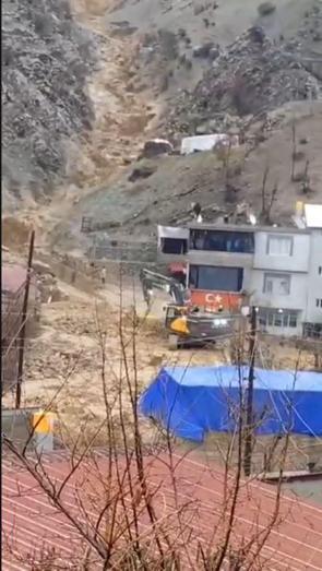 Çığ düşen kara yolunda yolcu otobüsünde mahsur kalanlar kurtarıldı