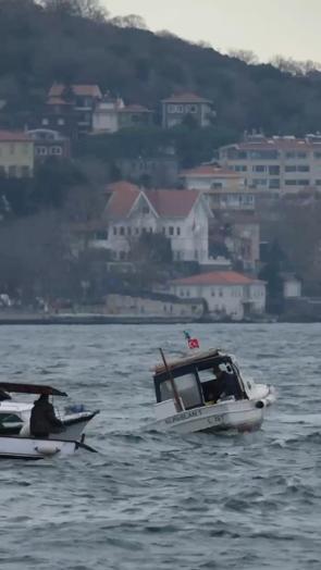 Üsküdarda denize düşen balıkçıyı diğer teknedekiler kurtardı; o anlar kamerada