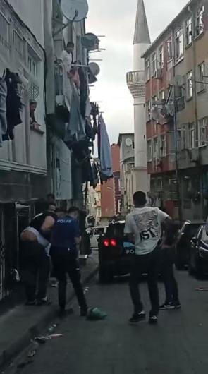Fatihte 4 yaşındaki yeğeninin olduğu araca kaldırım taşıyla saldırdı; eniştesini darbetti