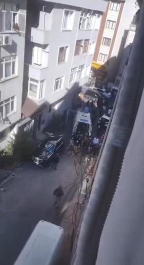 Kağıthanede parkta uyardığı gençlerin saldırdığı polis ateş açtı, kaldırımdaki berber vuruldu