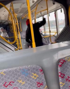 Otobüste yer tartışmasında yolcuyu darbedip, Komutanımı çağırın dedi