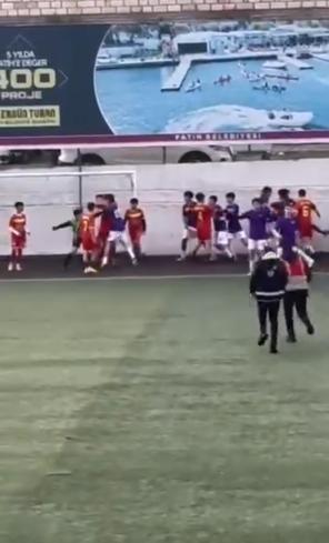 Fatihte U16 maçında futbolcuların tekmeli yumruklu kavgası kamerada