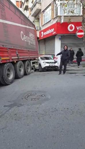 Kağıthane’de manevra yapan TIR 3 otomobile çarpıp caddeyi birbirine kattı: Araçların içinden geçti delirmiş