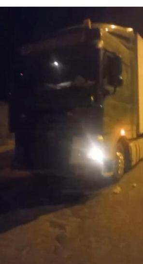 Freni boşalan TIR, sürücünün manevrasıyla refüje çıktı