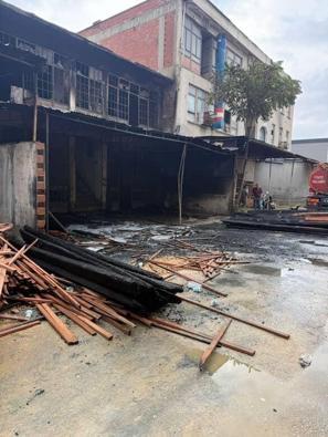 Mobilya imalathanesi yangında kullanılamaz hale geldi