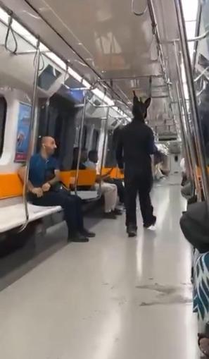 Sarıyerde metroda elinde tüfekle gezen tavşan kostümlü şüpheli: Maskeli partiden çıktım