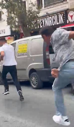 Gaziosmanpaşada trafikte yol verme kavgası; sopayla saldıranları biber gazıyla kovaladı