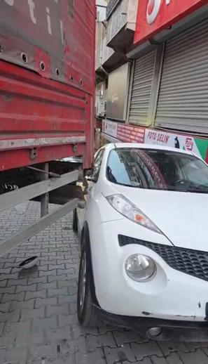 Kağıthane’de manevra yapan TIR 3 otomobile çarpıp caddeyi birbirine kattı: Araçların içinden geçti delirmiş