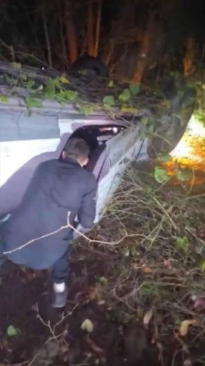 Sarıyer’de otomobil takla attı; mahsur kalan sürücüyü çevrededekiler kurtardı