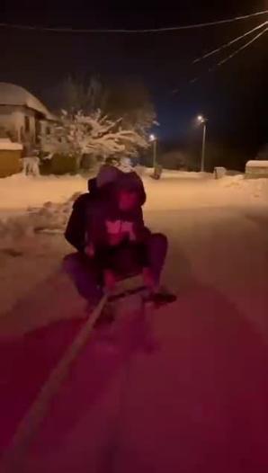 Otomobilinin tavanına yaptığı kardan adam ile şehir turu attı