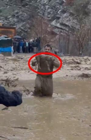 Çığ düşen kara yolunda yolcu otobüsünde mahsur kalanlar kurtarıldı