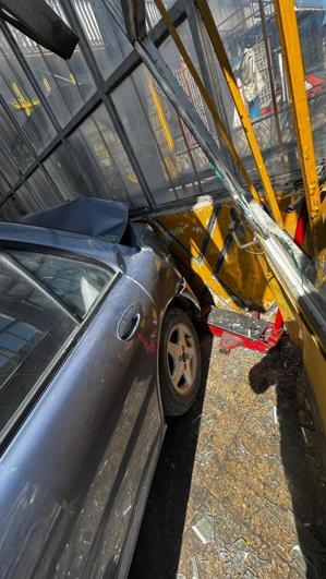 Otomobil, araca çarptı; tamirhaneye daldı; kaza kamerada