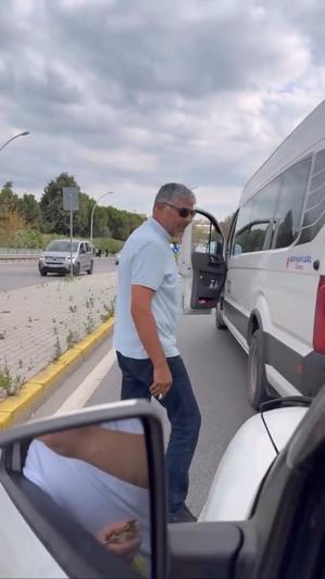 Okul servis şoförü, trafikte aracının önünü kestiği sürücüyü tehdit etti