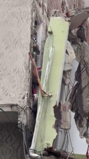 Küçükçekmecede iş makinesi yıkım sırasında yandaki apartmanın duvarını yıktı: Ev sallanıyor